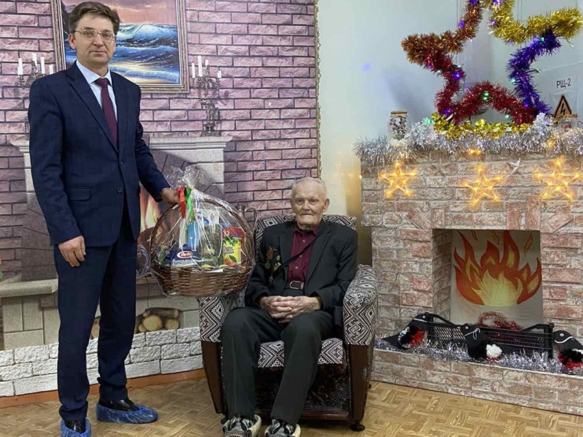 ​Ветерану Великой Отечественной войны из Петровска-Забайкальского передали поздравление губернатора с Новым годом 
